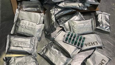 جمارك مطار القاهرة تحبط تهريب كمية من الأدوية البشرية