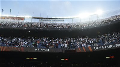 بعد فضيحة الجماهير.. أزمة جديدة تنتظر برشلونة بسبب مباراة فرانكفورت 