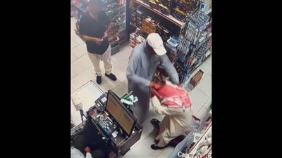 شاهد.. واقعة ضرب مسن أعزل بالحذاء داخل جمعية تعاونية بالكويت تثير الغضب