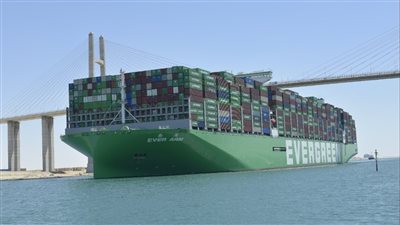 في رحلتها البحرية الأولى.. قناة السويس تشهد عبور السفينة العملاقة EVER ARM | صور