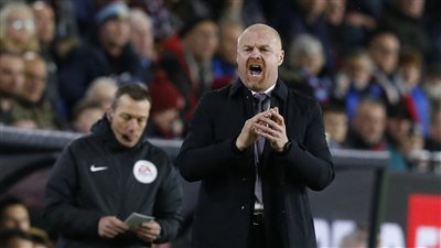 لسوء النتائج.. بيرنلي يعلن إقالة مدربه 