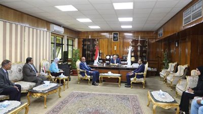 محافظ قنا يعقد اجتماعا مع اللجنة المختصة باستلام الطرق الإقليمية | صور