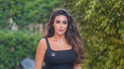 ياسمين صبري تمارس التمارين الرياضية في منزلها