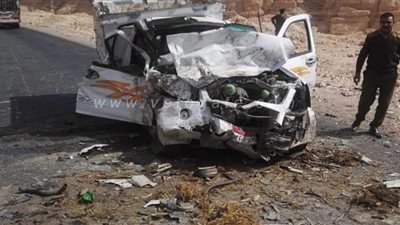 تفاصيل مصرع وإصابة 11 في تصادم بالطريق الصحراوي الغربي بقنا | صور