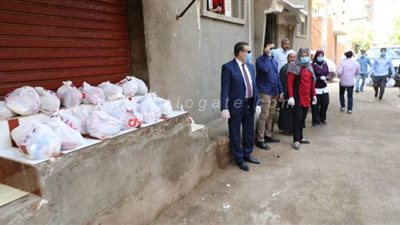توزيع سلع غذائية على أسر العزل المنزلي بسرس الليانl صور