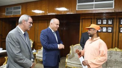 محافظ قنا يكافئ عامل نظافة لاجتهاده في للعمل | صور