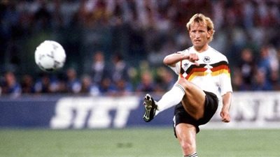 نجم ألمانيا أندرياس بريمه يطلق مزادا على كرة نهائي مونديال 90