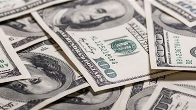 الدولار يرتفع مع عودة المخاوف بشأن الفيروس