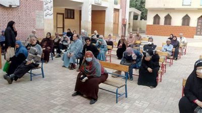 مدارس الجيزة تستكمل صرف المعاشات للمستحقين