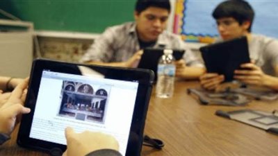 طلاب أولى ثانوي يؤدون امتحان الجغرافيا إلكترونيا دون مشكلات