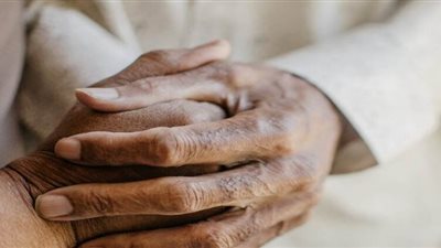 زوجان أمريكيان عاشا معا نصف قرن وتوفيا يدا بيد بفارق 6 دقائق بسبب كورونا