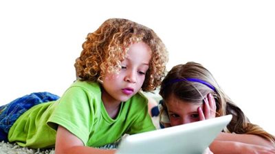 للأمهات.. لا تتركى طفلك فريسة للأجهزة الإلكترونية بحجة الحجر المنزلى