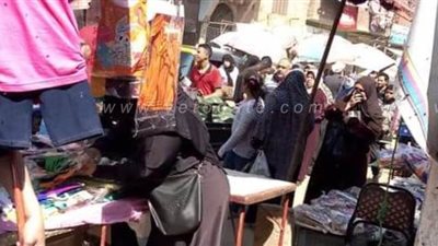 أهالي المعتمدية يتكدسون في سوق الخضراوات بعد فرض الحجر الصحي على القرية | صور