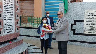 وضع إكليل الزهور على النصب التذكاري لشهداء 