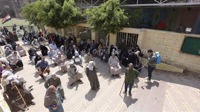 مواطنون يصرفون الشريحة الأخيرة من معاشات أبريل بالكمامات والقفازات | صور