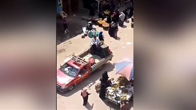 سيارات تحمل مكبرات صوت تناشد أهالي المعتمدية الالتزام بمنازلهم | فيديو