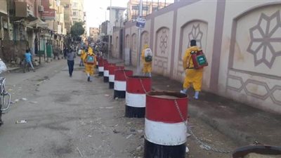 فرق شبابية لتطهير وتعقيم منازل العائدين من محافظة البحر الأحمر بقنا | صور