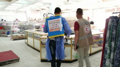 فرق لتطهير محال الملابس بنجع حمادي والتوعية بمخاطر كورونا | صور