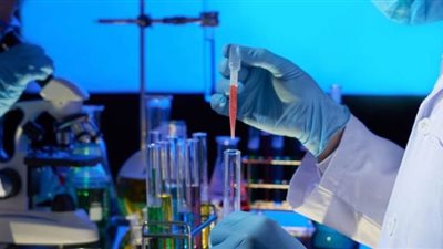 لماذا تظهر أعراض كورونا على مصابين و