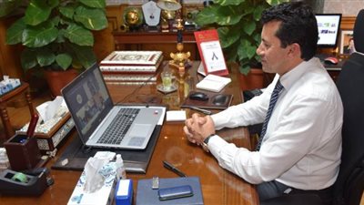 وزير الرياضة يتواصل مع اللاعبين بالحجر الصحي عبر تقنية الفيديو كونفرانس