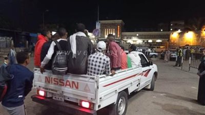 نائب رئيس مدينة نجع حمادي يوفر سيارة لنقل ركاب قطار بعد الحظر