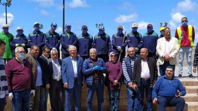 مسئولو شركة النظافة بالإسكندرية يتحاورون مع العمال ويستمعون لشكواهم