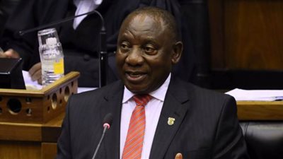 رئيس جنوب إفريقيا يعاقب وزيرة بالإيقاف عن العمل والخصم لمغادرة منزلها