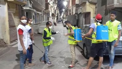 بعد ظهور حالات.. 14 صورة ترصد تطهير وتعقيم مدينة العمال في قنا | صور
