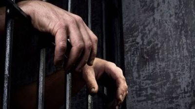 طالب يخترق حظر التجوال وبحوزته طبنجة: 