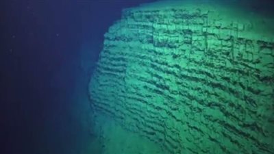 رصد مخلوق غريب في قاع المحيط في حجم مبنى مكون من 11 طابقا | فيديو