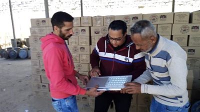 الوادي الجديد تتسلم 1300 كشاف ليد لإنارة أحياء الخارجة | صور