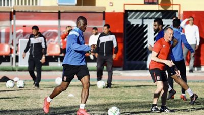 لاعبو الأهلي يتدربون على فترتين في منازلهم