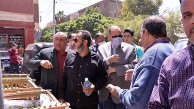 محافظ أسيوط يتفقد منافذ متنقلة لبيع السلع الزراعية بأسعار مخفضة