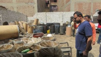 مداهمة مصنع يعيد تدوير زيوت الطعام المتهالكة وبداخله 40 طنا بالجيزةl صور