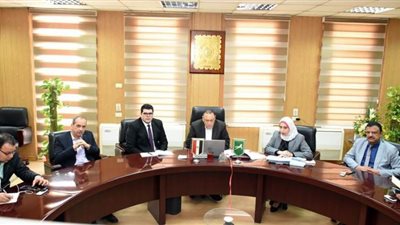 محافظ الشرقية يجتمع برؤساء المراكز والمدن والأحياء عبر تطبيق 