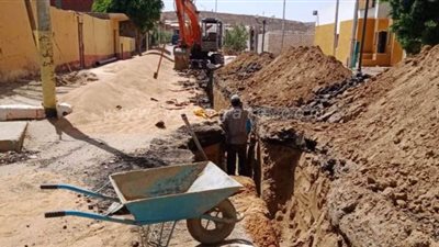 بدء العمل فى إحلال وتجديد شبكات الصرف الصحى فى كلابشة بأسوان | صور