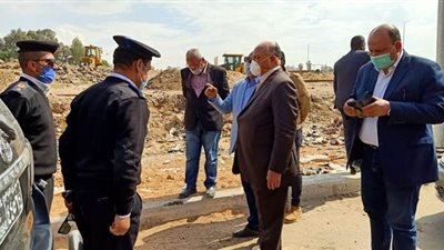 محافظ القاهرة يتفقد إزالة عشش ترعة الطوارئ| صور 