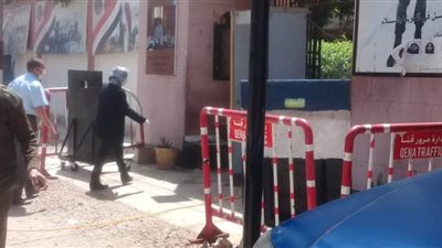 رئيس مدينة نقادة تقود حملة تطهير وتعقيم بقسم الشرطة | صور