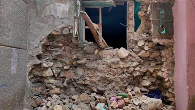 انهيار عقار تقيم به 3 أسر بالسيدة عائشة | صور 