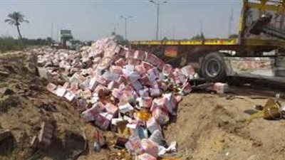 انقلاب سيارة محملة بـ 33 طن زيت تموين بالطريق الصحراوي بسوهاج