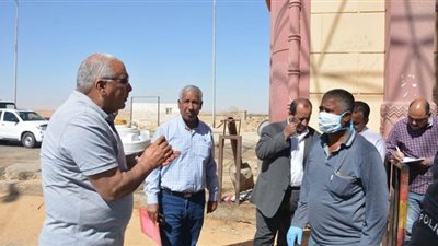 محافظ الوادي الجديد يتابع إجراءات تطهير السيارات وفحص المواطنين | صور