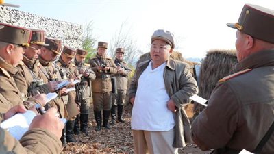 زعيم كوريا الشمالية يشرف على تدريبات عسكرية | صور