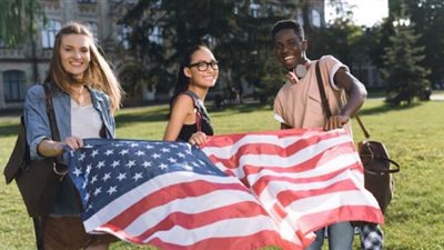 محلل سياسي: أمريكا تنوي فتح المدارس في بعض الولايات مايو المقبل | فيديو