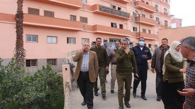 3 سيارات إطفاء تسيطر على حريق في مستشفي شربين العام | صور