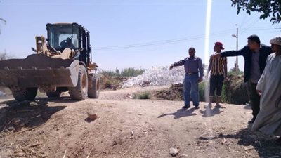 حملة لرفع المخلفات والقمامة من شوارع قري مدينة نجع حمادي | صور