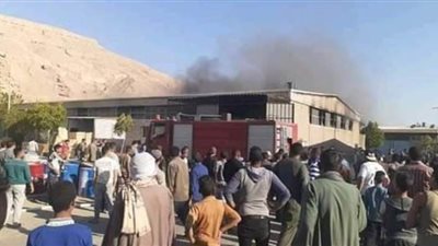 حريق هائل يلتهم مصنع إسفنج بالمنطقة الصناعية بالكوثر في سوهاج