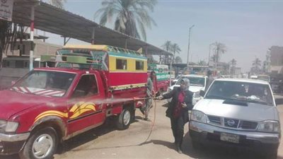 رئيس مدينة نقادة يقود حملة تعقيم ورش بمجمع مواقف السيارات | صور