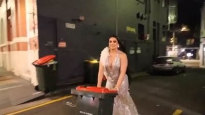 أستراليون يزينون أنفسهم من أجل نزهة لرمي القمامة | فيديو