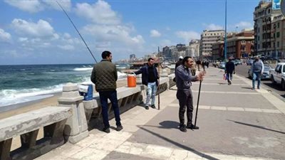 حملات لفض تجمعات المتنزهين على كورنيش الإسكندرية | صور