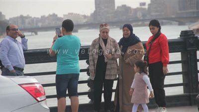 المصريون يتحدون الحظر بالتنزه على كوبري قصر النيل| صور